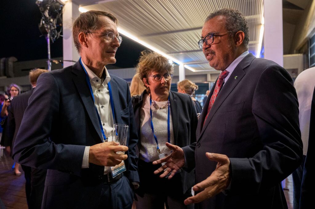 El jefe de la OMS, Tedros Adhanom Ghebreyesus, junto a políticos de Europa