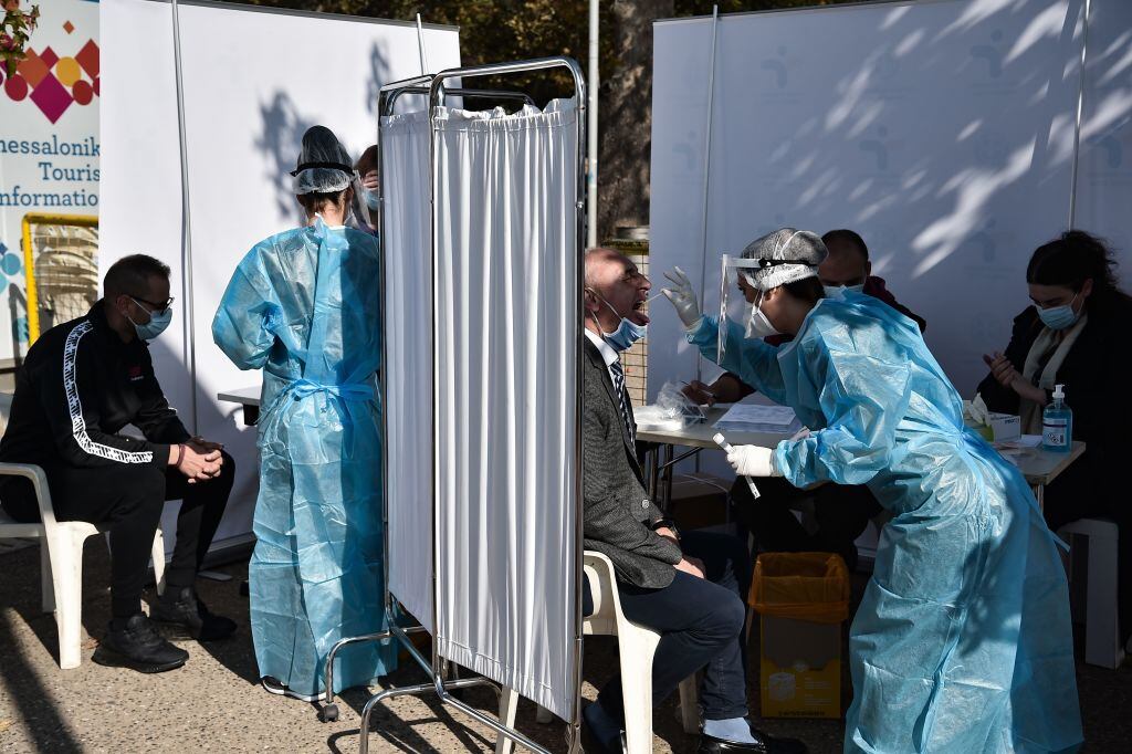 Trabajadores de la salud realizan exámenes del Covid-19 en Grecia