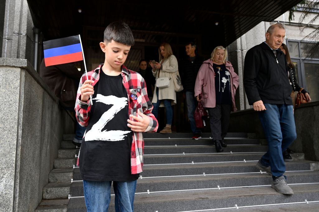 Niño con la "Z" en apoyo a Rusia acompaña a familia en el plebiscito en Donetsk