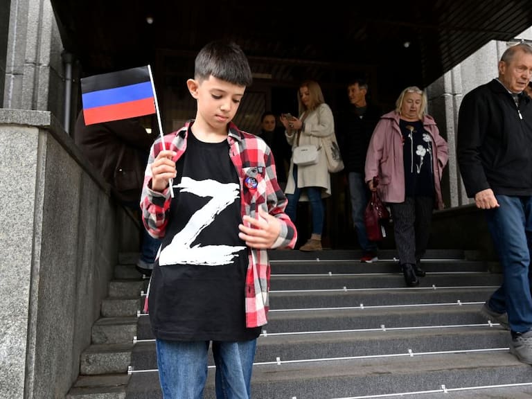 Niño con la &quot;Z&quot; en apoyo a Rusia acompaña a familia en el plebiscito en Donetsk