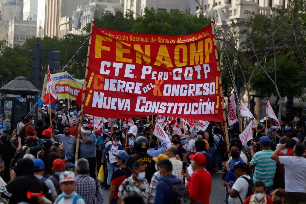 La central de trabajadores realiza una marcha por la ciudad de Lima