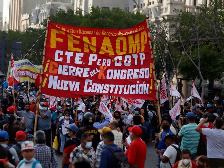 La central de trabajadores realiza una marcha por la ciudad de Lima