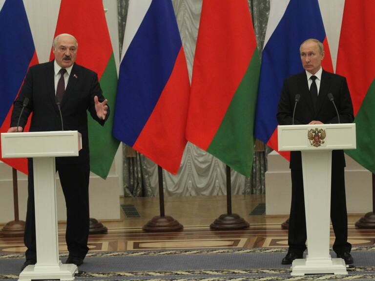 Vladimir Putin en una acto oficial junto a Alexander Lukashenko