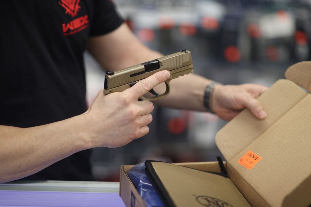 Venta de armas en una tienda en el estado de Florida