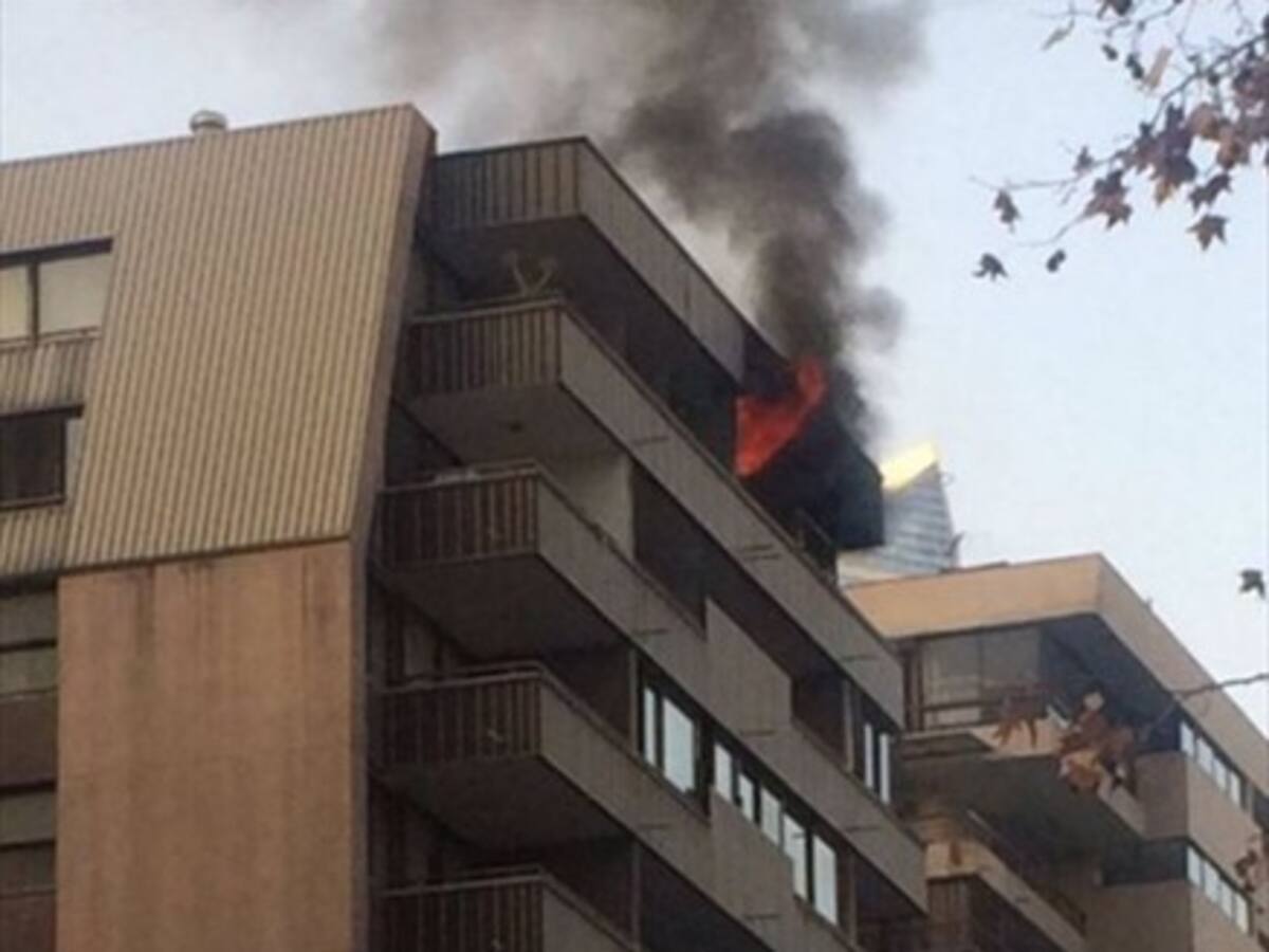 Rescatan a mujer desde incendio de su departamento en Las Condes