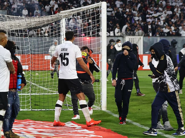 SANTIAGO, CHILE - APRIL 10: Fans enter the field as the match is suspended during the CONMEBOL Copa Libertadores group E match between Colo Colo and Fortaleza at Estadio Monumental David Arellano on April 10, 2025 in Santiago, Chile. (Photo by Marcelo Hernandez/Getty Images)
