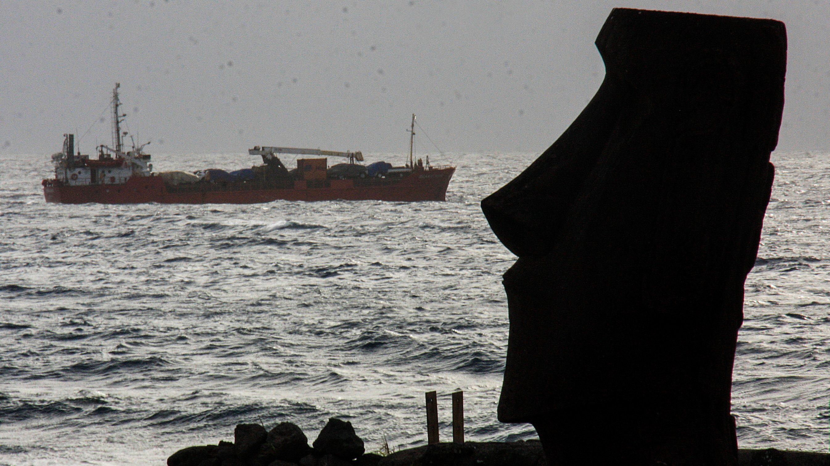 01 DE JULIO DE 2019/RAPA NUIUn barco pasa junto a un moai de Rapa Nui.
FOTO: SANTIAGO MORALES/AGENCIAUNO