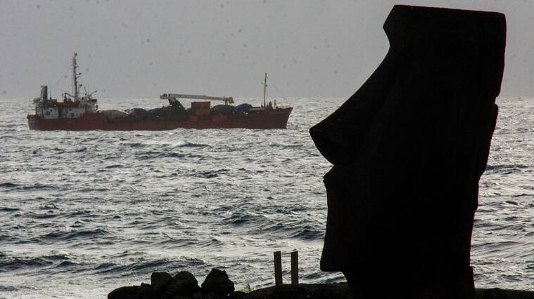 01 DE JULIO DE 2019/RAPA NUIUn barco pasa junto a un moai de Rapa Nui.
FOTO: SANTIAGO MORALES/AGENCIAUNO