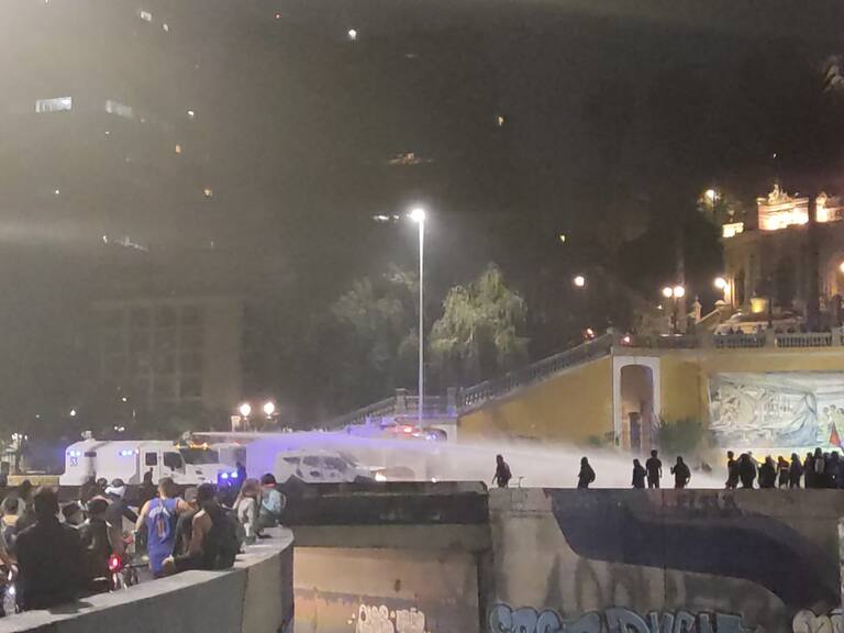 Tensión total en las cercanías del cerro Santa Lucía: residentes y manifestantes se enfrentaron con piedras tras incendio