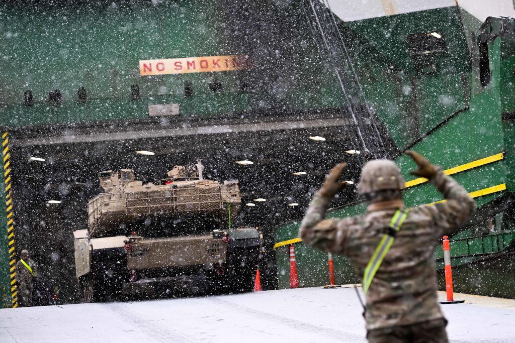 Militares de Estados Unidos trasladan un tanque M1A2 Abrams