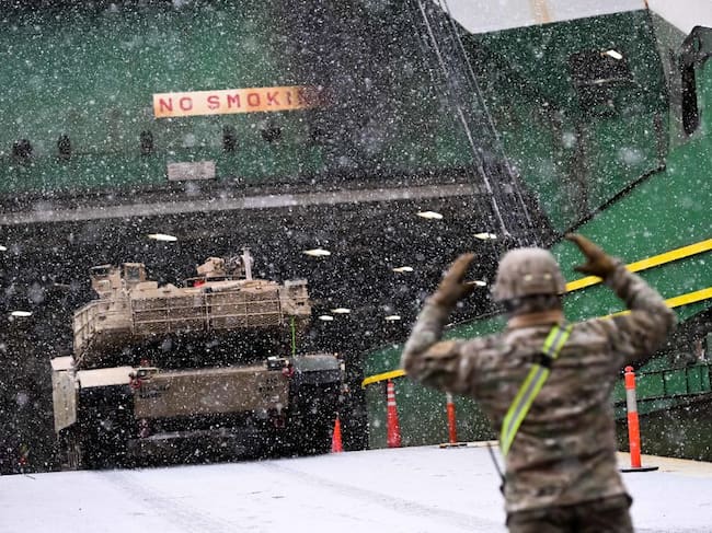 Militares de Estados Unidos trasladan un tanque M1A2 Abrams