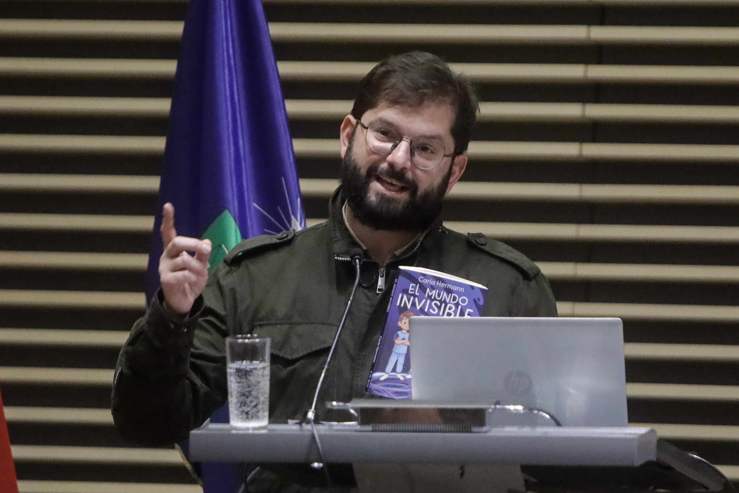 El ex presidente Gabriel Boric asiste al lanzamiento del libro "El Mundo Invisible: una aventura cuántica" de Carla Hermann