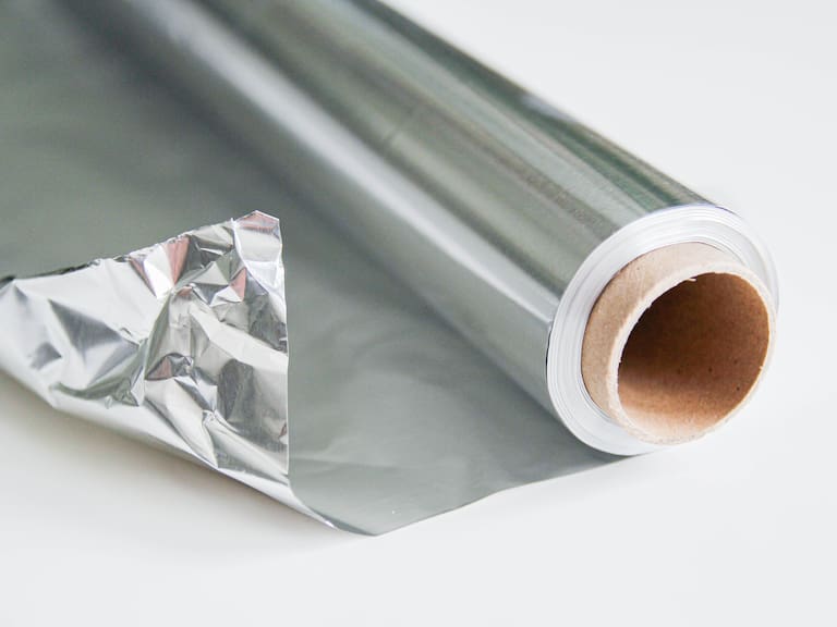 ¿Cuál es el lado correcto para usar el papel aluminio al cocinar? Esta es la verdadera respuesta