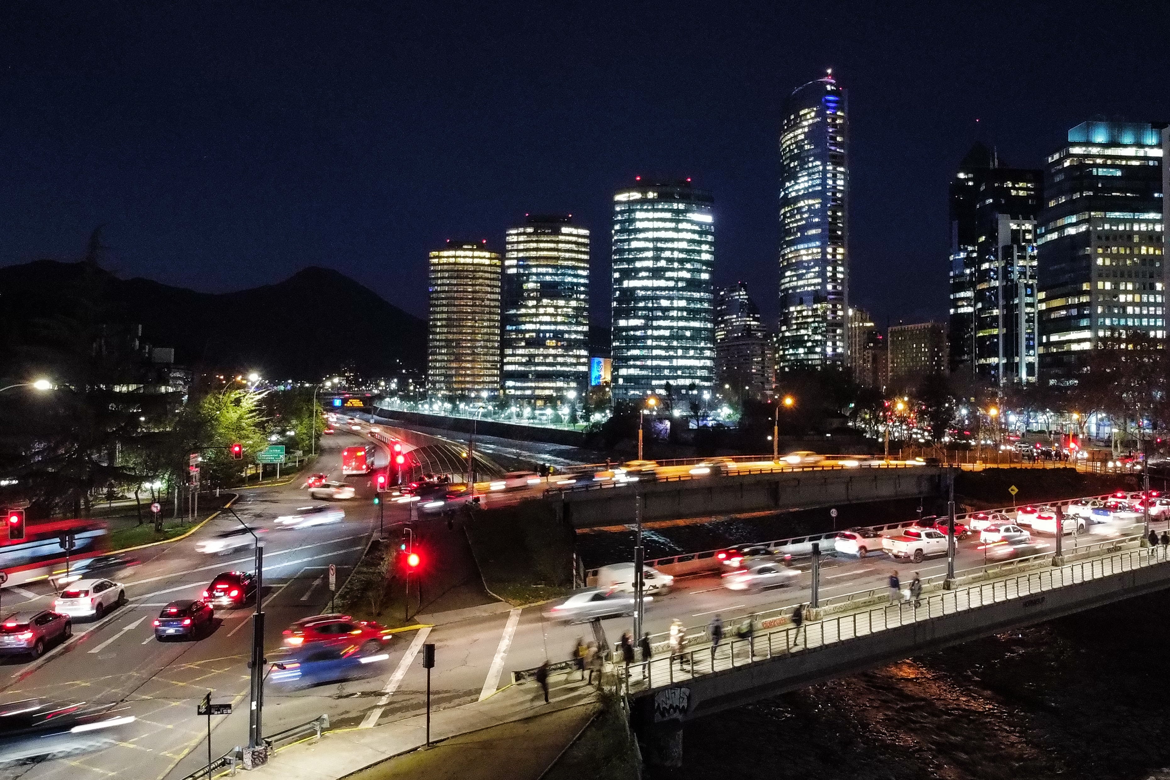 FMI ajusta a la baja proyección del PIB per cápita de Chile para 2026: llegaría a US$37 mil