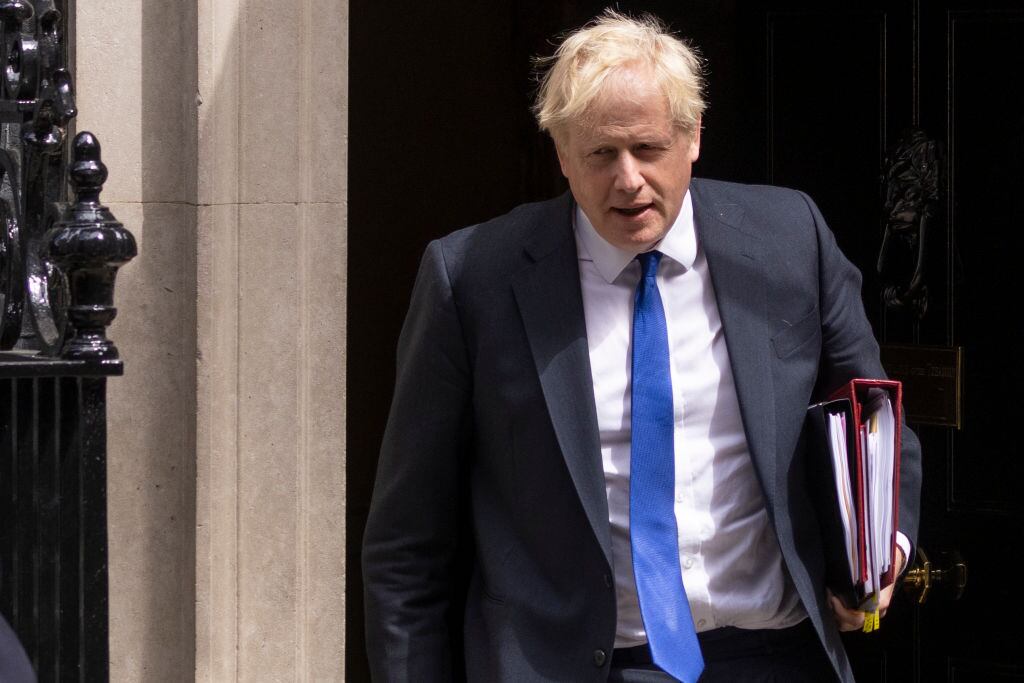 El primer ministro británico Boris Johnson sale de Downing Street 10