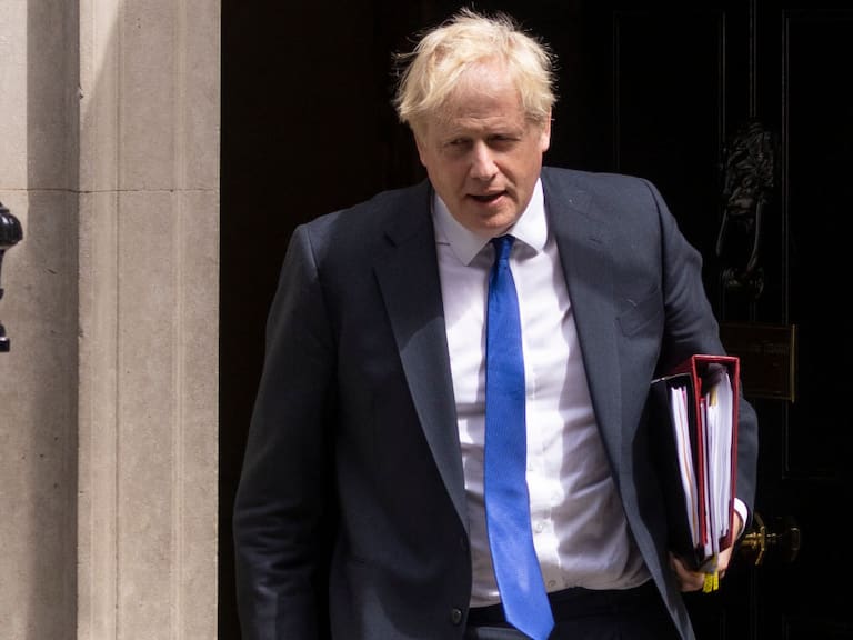 El primer ministro británico Boris Johnson sale de Downing Street 10