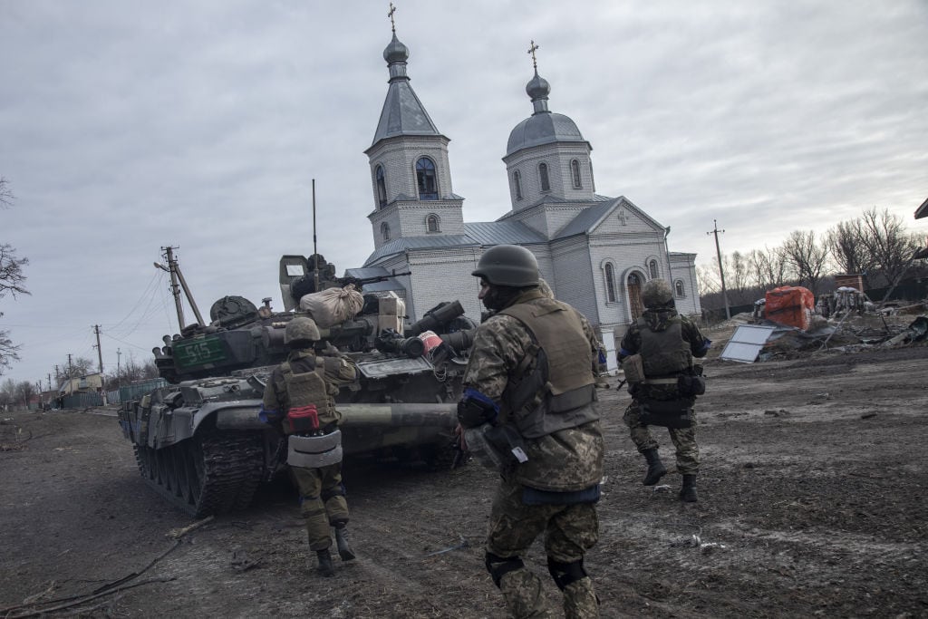Soldados ucranianos avanzan atrás de un tanque en la región de Kiev