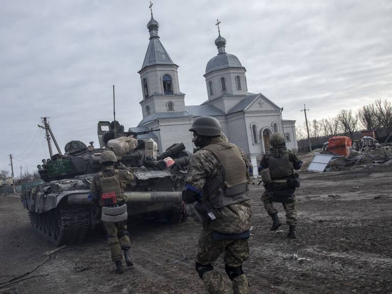 Soldados ucranianos avanzan atrás de un tanque en la región de Kiev