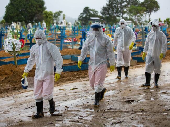 Trabajadores realizan entierros por Covid-19 en un cementerio de Manaos