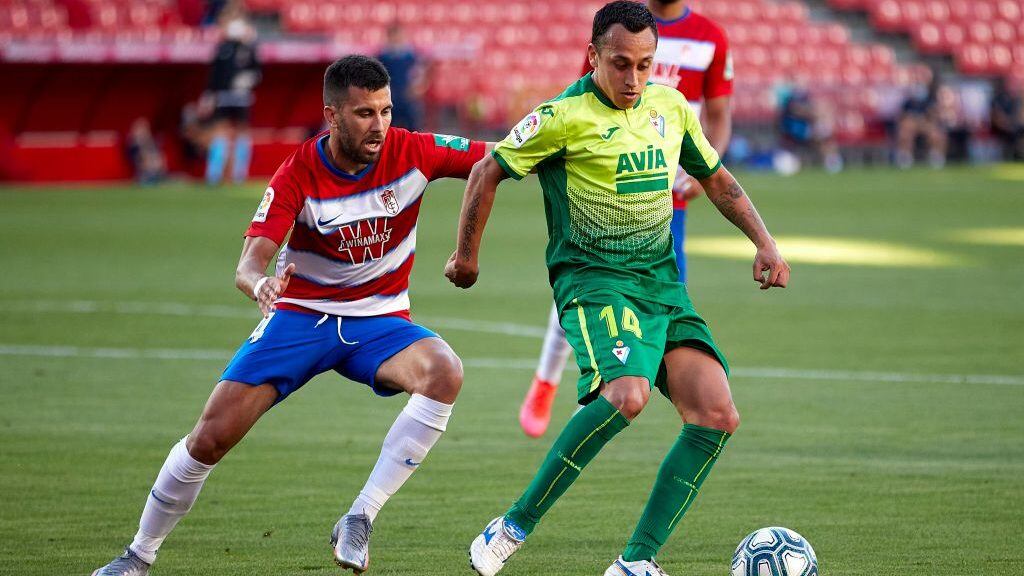 GRANADA, SPAIN - JUNE 28: Fede Vico of Granada CF competes for the ball with Fabian Orellana of SD Eibar during the Liga match between Granada CF and SD Eibar SAD at Nuevo Estadio de Los Carmenes on June 28, 2020 in Granada, Spain. (Photo by Fermin Rodriguez/Quality Sport Images/Getty Images)