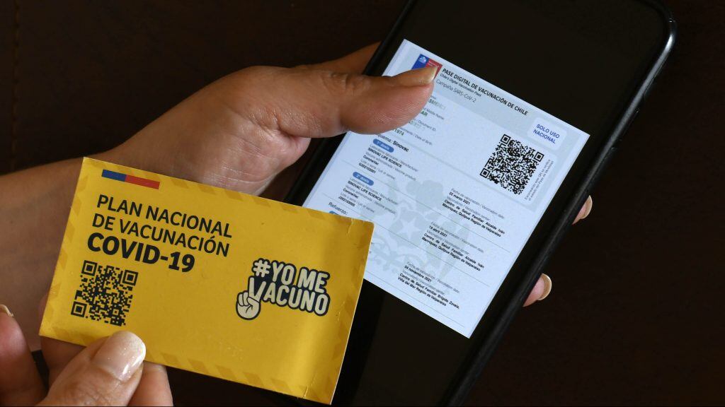 29 DE DICIEMBRE DE 2021 / VALPARAÍSOPersona muestra pase de movilidad por de nueva medida sanitaria implementada por el gobierno.
Desde el 1 de enero se inhabilitará Pase de Movilidad mayores de 18 años que no cuenten con su dosis de refuerzo transcurridos seis meses desde su última inoculación.

FOTO:PABLO OVALLE ISASMEDI /AGENCIAUNO