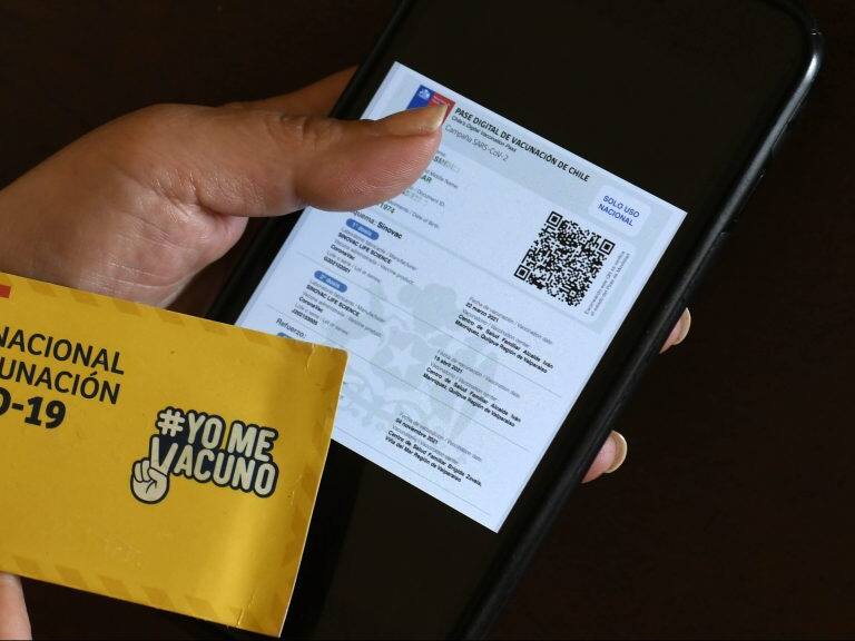 29 DE DICIEMBRE DE 2021 / VALPARAÍSOPersona muestra pase de movilidad por de nueva medida sanitaria implementada por el gobierno.
Desde el 1 de enero se inhabilitará Pase de Movilidad mayores de 18 años que no cuenten con su dosis de refuerzo transcurridos seis meses desde su última inoculación.
FOTO:PABLO OVALLE ISASMEDI /AGENCIAUNO