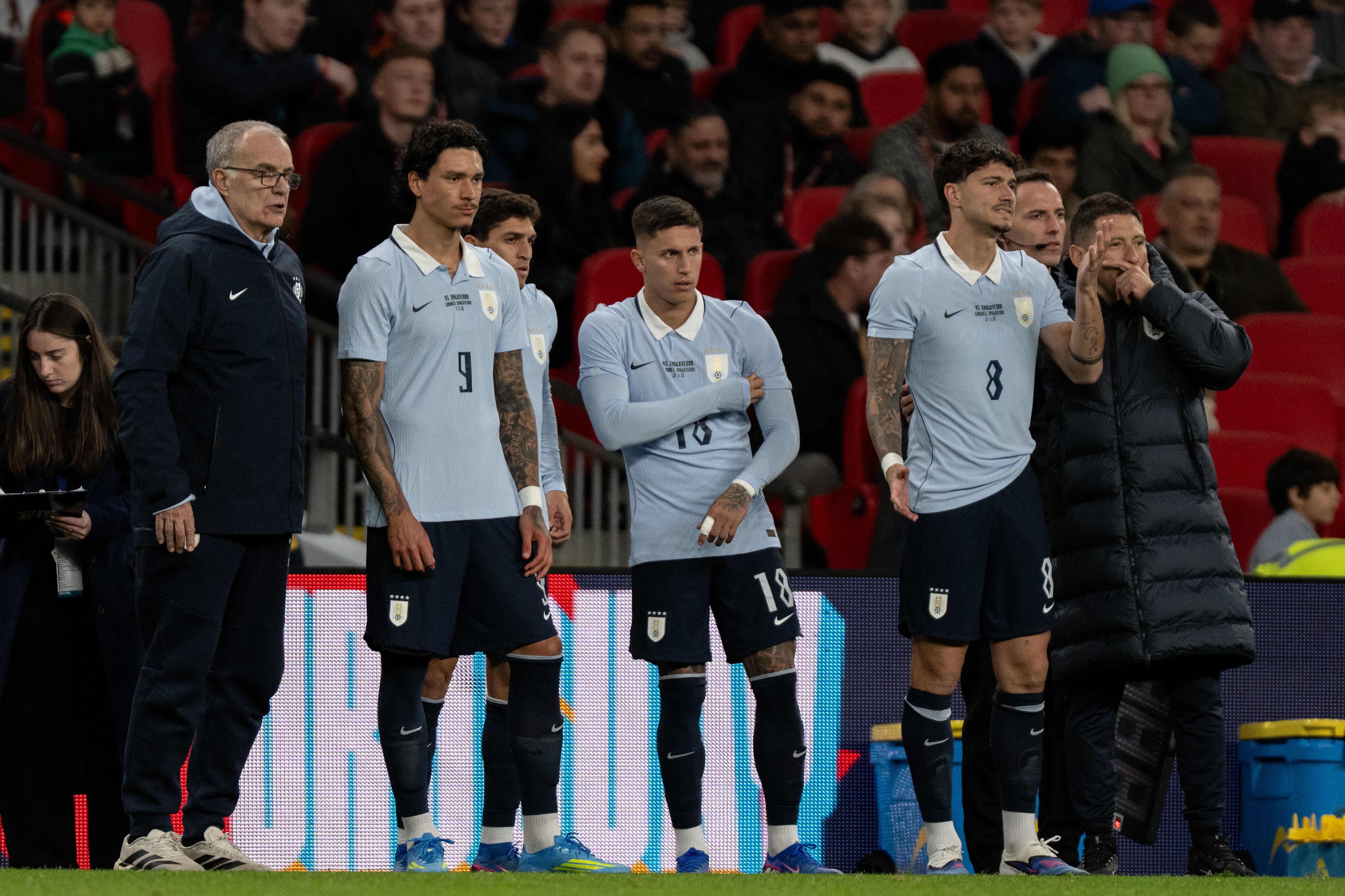 Marcelo Bielsa dirigiendo a la selección uruguaya de fútbol | Getty Images