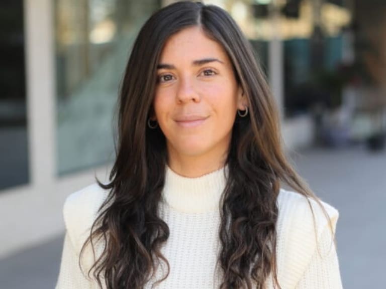 «Hablemos de plata»: periodista Javiera Quiroga estrena libro que busca ser una guía sencilla para entender economía