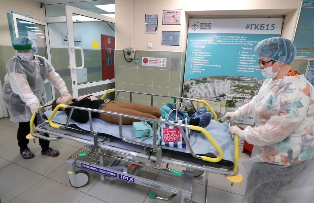 Trabajadores de la salud trasladan a paciente del Covid-19 en hospital de Moscú)