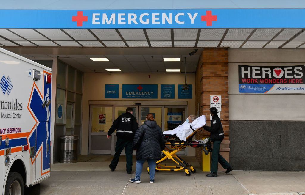 Paramédicos ingresan a paciente con Covid-19 al Centro Médico Maimonides