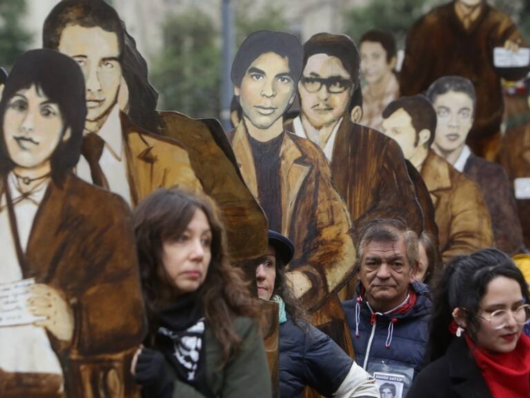 Realizan marcha en conmemoración de 119 víctimas de la Operación Colombo