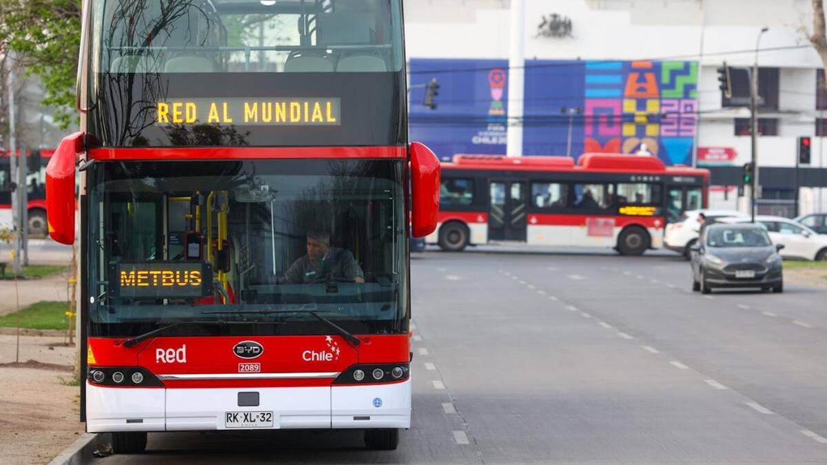 Bus eléctrico de dos pisos choca con árbol en Lastarria pocas horas después de su estreno