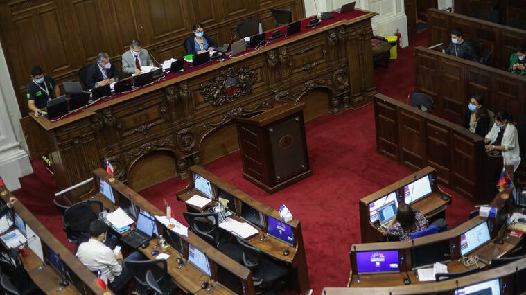 11 de Abril del 2022/SANTIAGOLos convencionales, durante la Sesión N°80 del Pleno de la Convención Constitucional, que se realiza en el ex congreso Nacional.
FOTO: SEBASTIAN BELTRAN GAETE/AGENCIAUNO