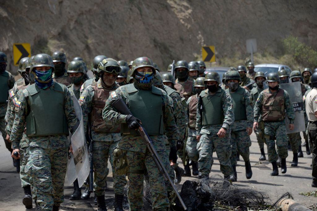 Militares desbloquean una carretera durante una protesta en Pichincha