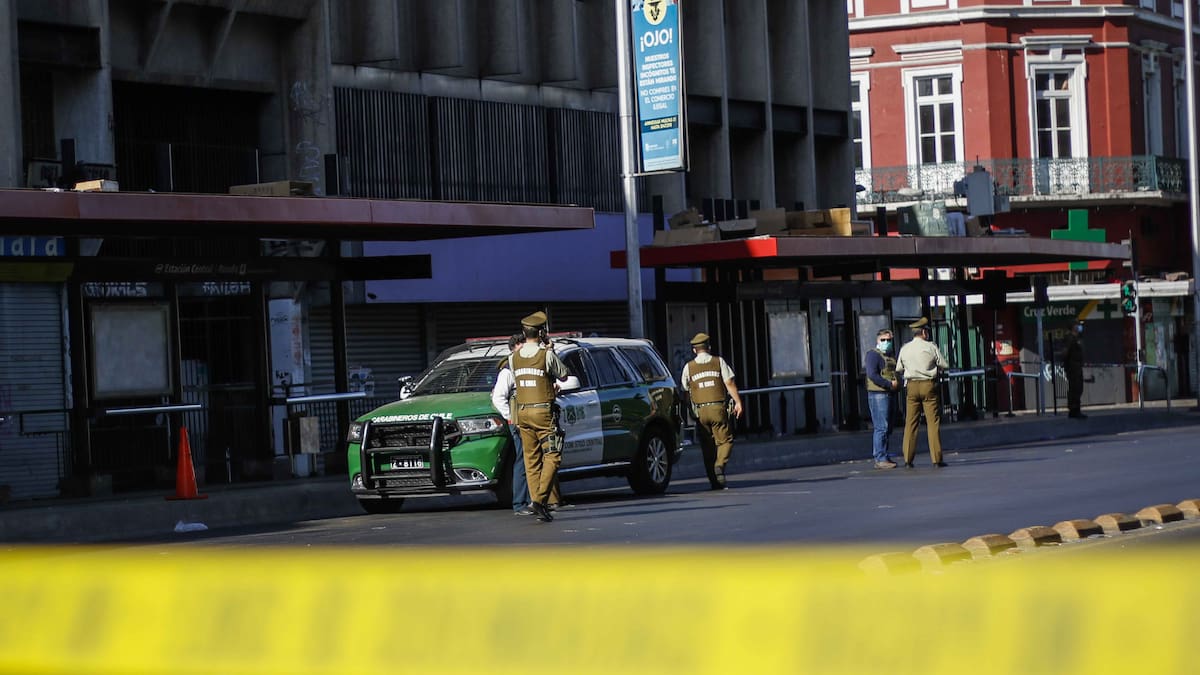 Carabinero de franco frustra presunto asalto en pleno centro de Santiago: dos sujetos quedan heridos a bala