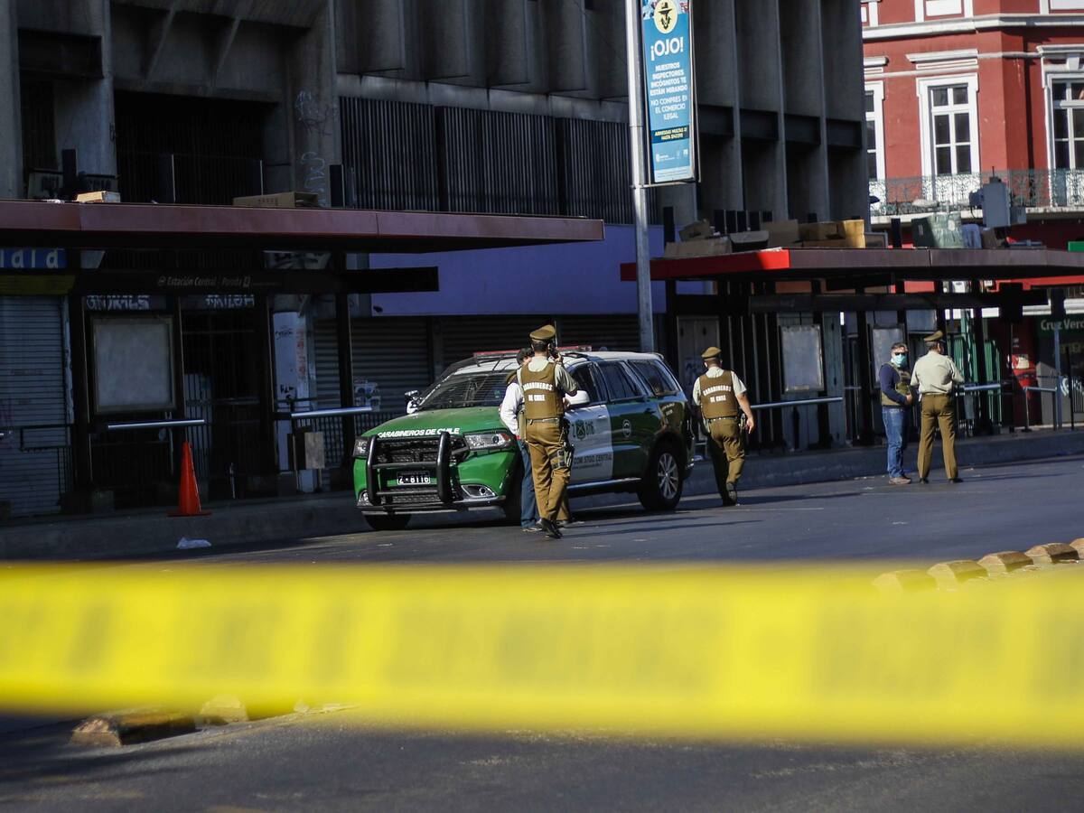 Actualizan estado de salud de turista argentino baleado tras intento de encerrona en Estación Central: se encontraba de compras con su familia