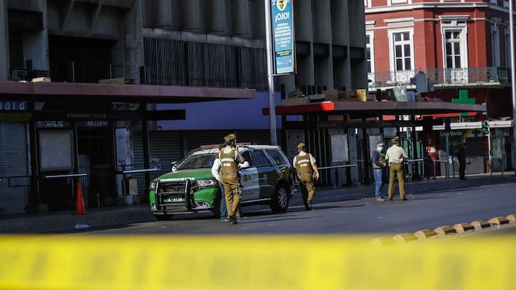 Carabinero de franco frustra presunto asalto en pleno centro de Santiago: dos sujetos quedan heridos a bala
