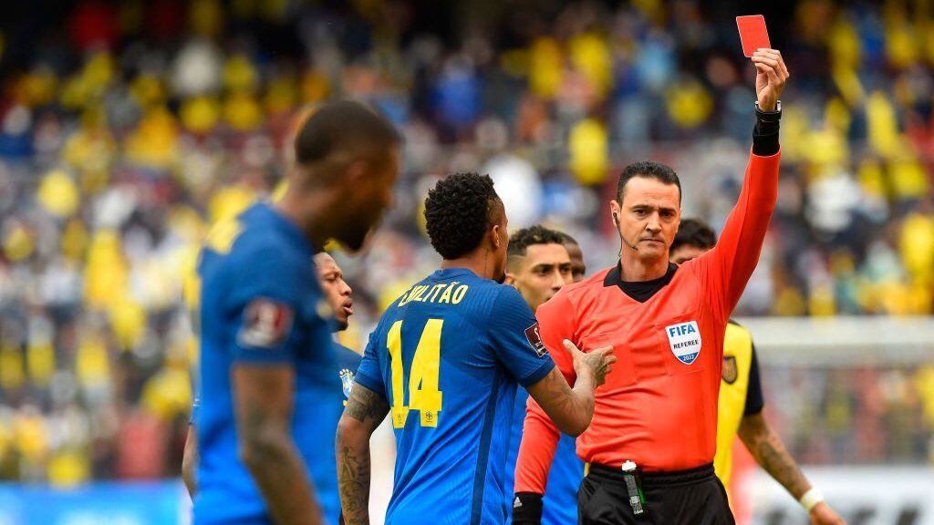Las expulsiones que han marcado el duelo entre Ecuador y Brasil