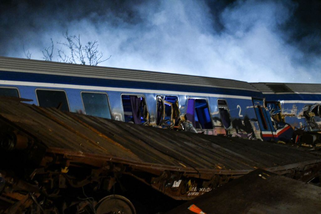 Tren de pasajeros descarrila cerca de Larissa en Grecia