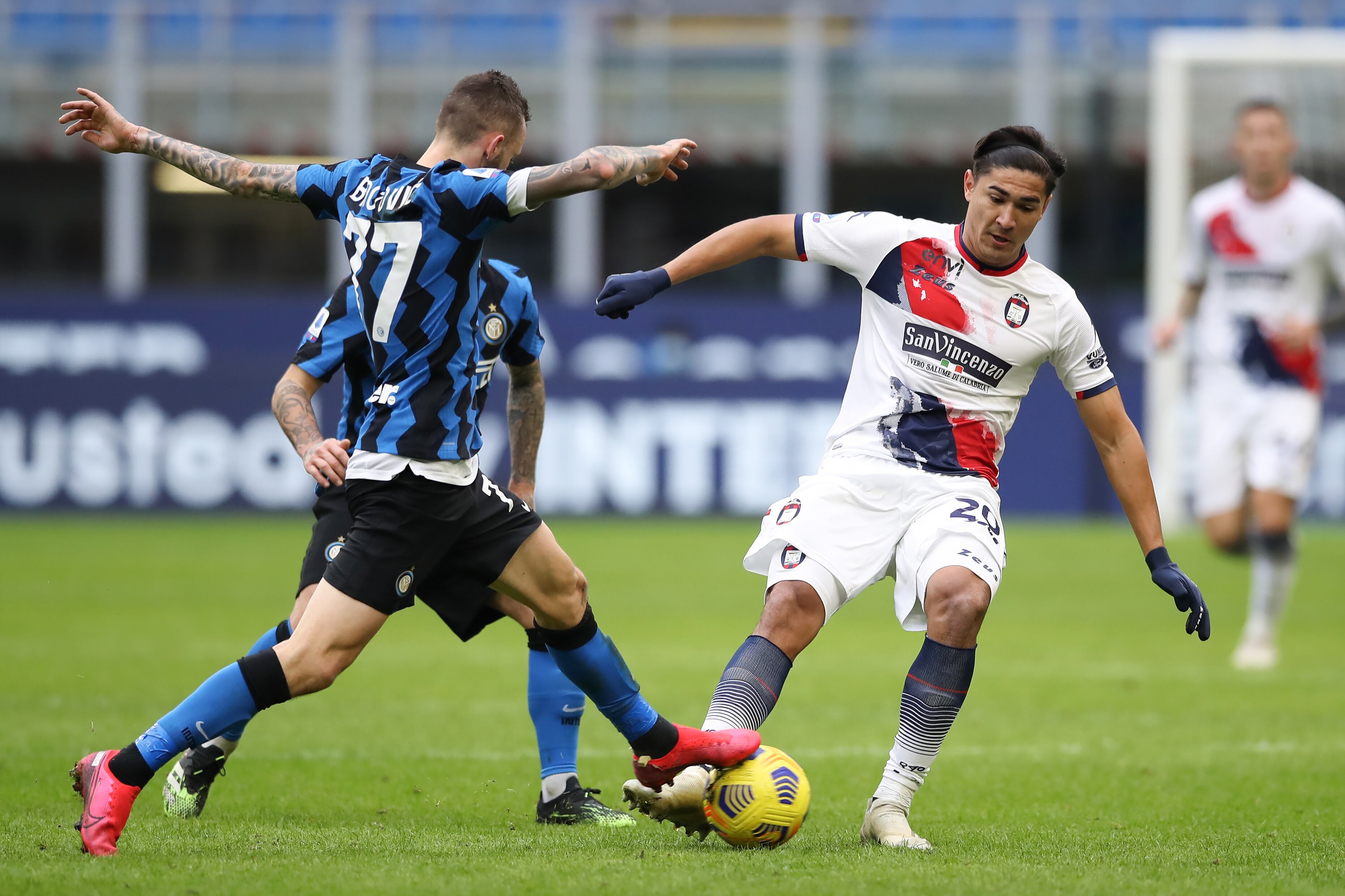 MILAN, ITALY - JANUARY 03: Luis Rojas of Crotone is challenged by Marcelo Brozovic of Internazionale during the Serie A match between FC Internazionale and FC Crotone at Stadio Giuseppe Meazza on January 03, 2021 in Milan, Italy. (Photo by Jonathan Moscrop/Getty Images)