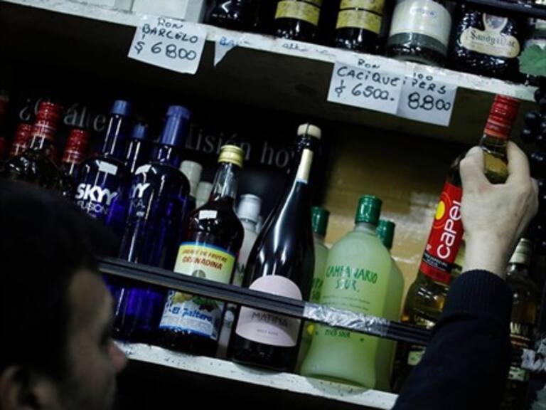 Siete de cada 10 comunas sobrepasan número permitido de patentes de alcoholes