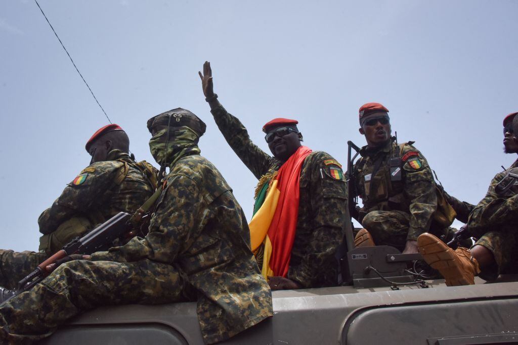 El coronel Mamady Doumbouya en su llegada a Conakry