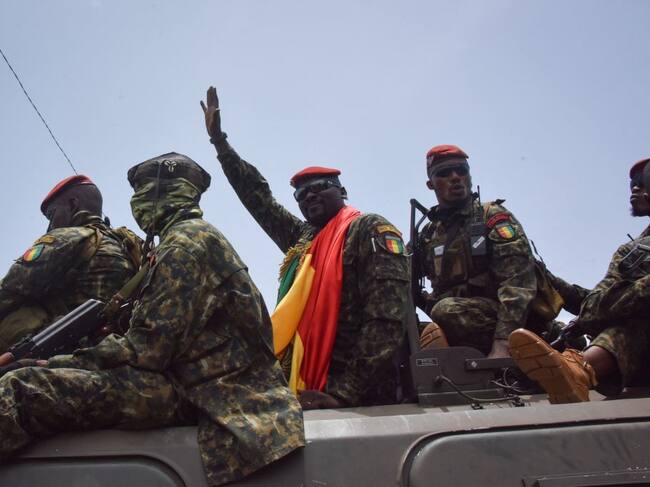 El coronel Mamady Doumbouya en su llegada a Conakry