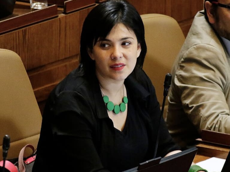 Diputada Karol Cariola reiteró que existe un veto al PC tras renuncia a presidencia de la Cámara