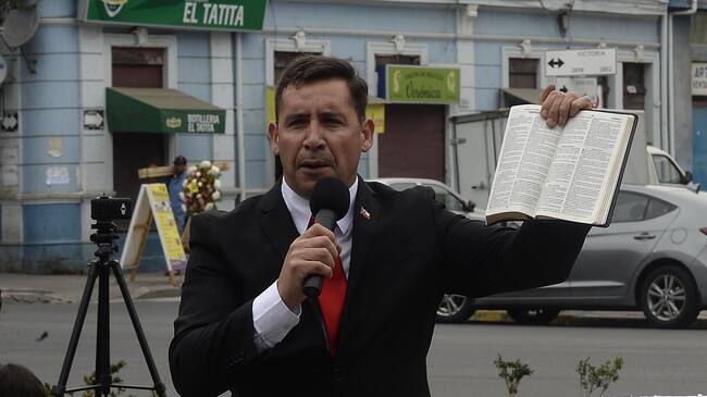 23 Enero 2018 / VALPARAISO El pastor Soto fuera del congreso protesta , antes del Proyecto de ley, que reconoce y da protección al derecho a la identidad de género.
FOTO: PABLO OVALLEISASMENDI/AGENCIAUNO