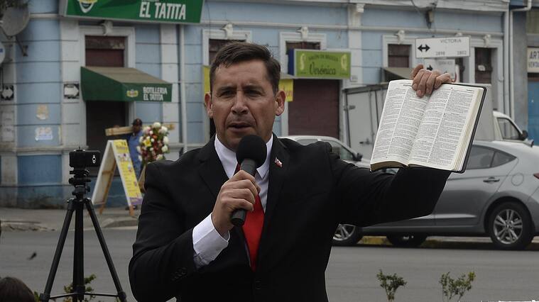 23 Enero 2018 / VALPARAISO El pastor Soto fuera del congreso protesta , antes del Proyecto de ley, que reconoce y da protección al derecho a la identidad de género.
FOTO: PABLO OVALLEISASMENDI/AGENCIAUNO