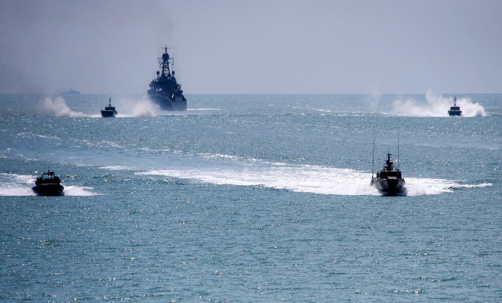 Navíos de guerra de Rusia cruzan el Mar Negro cerca de Crimea