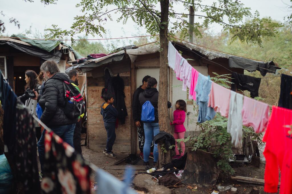 Voluntarios conversan con personas sin hogar en los alrededores de la ciudad de Kosice en Eslovaquia de Europa