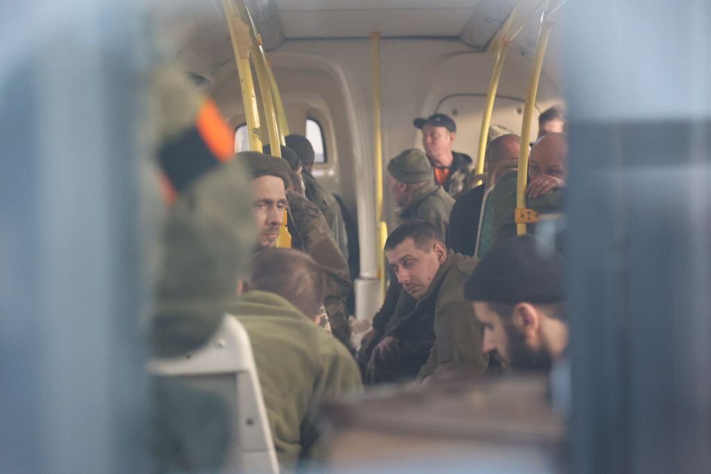 Soldados ucranianos son llevados en bus por las fuerzas rusas tras rendirse