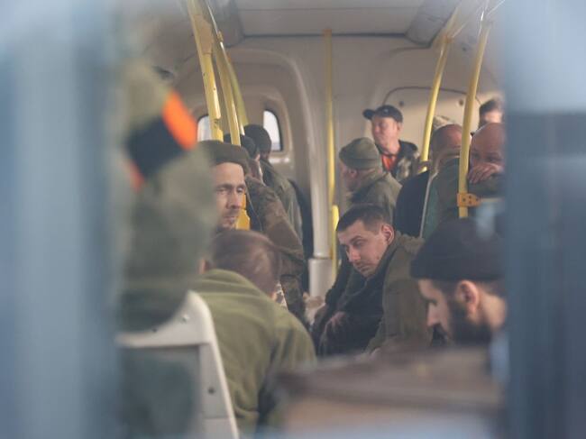 Soldados ucranianos son llevados en bus por las fuerzas rusas tras rendirse
